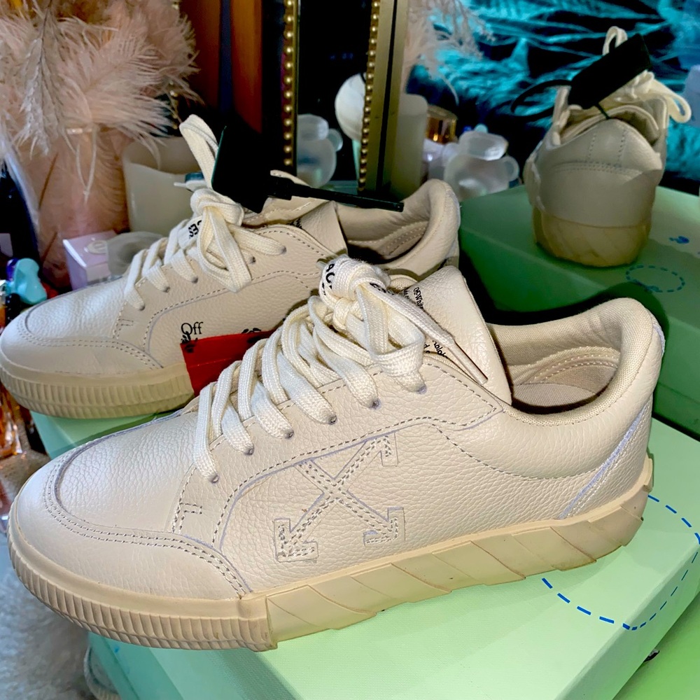 OFF-WHITE sneaker with VIRGIL ABLOH collaboration.